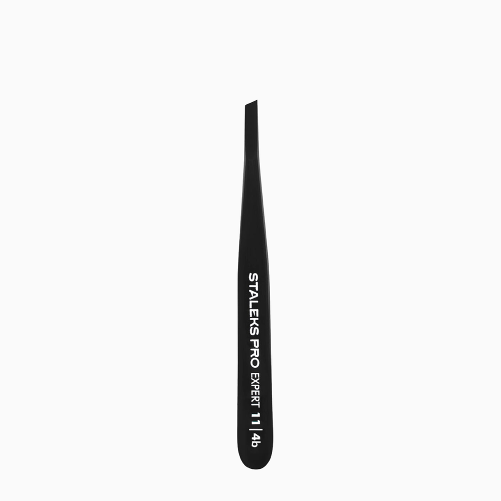 פינצטה מקצועית לגבות Staleks Pro Expert 11/4b בצבע שחור