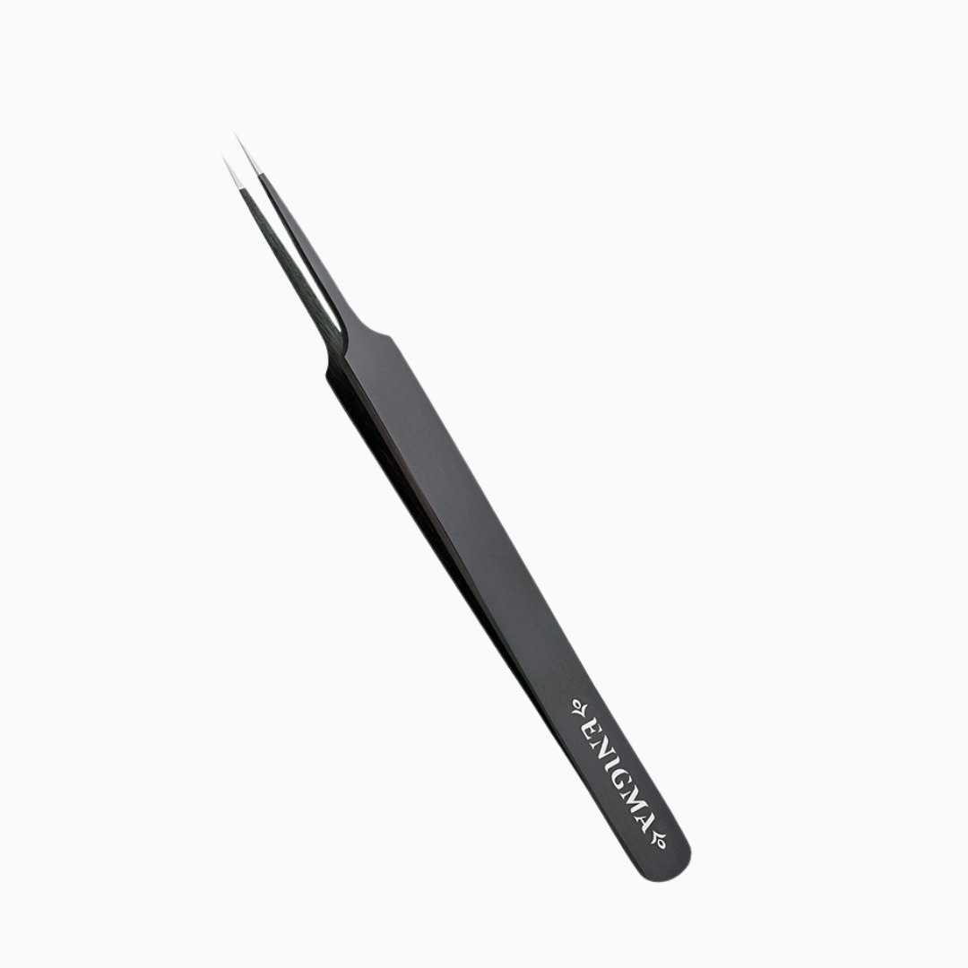 Enigma Straight Black Extra Sharp | ملقط للرموش ذو رأس مستقيم
