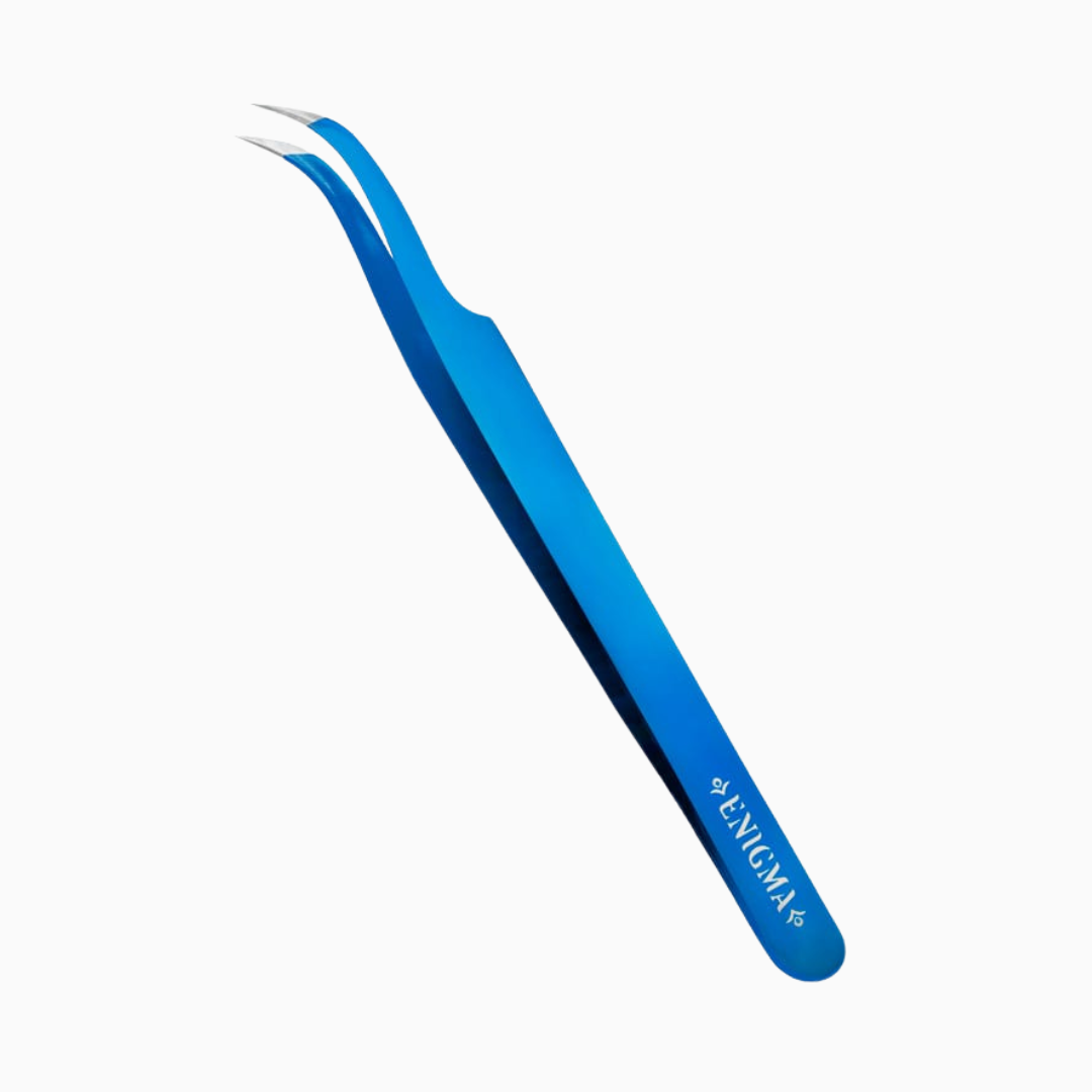 Enigma Curved 90° Extra Sharp | ملقط رموش مشحوذ يدويًا