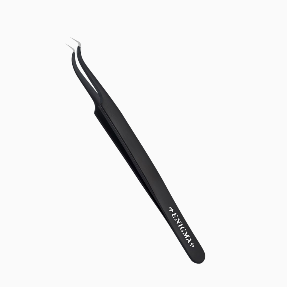 Enigma Mini L 90 Black Extra Sharp | פינצטה לריסים זוויתית