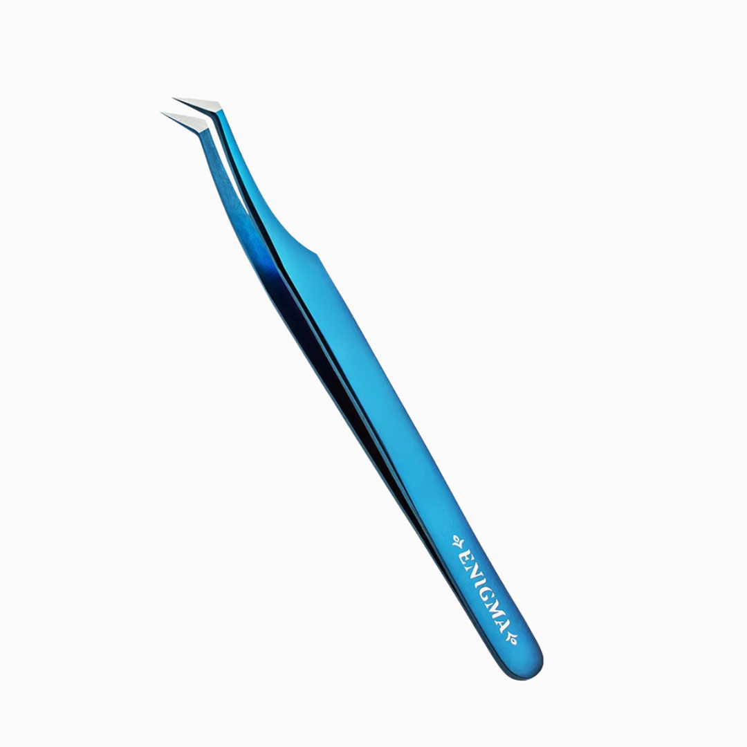 Enigma L Blue Metallic Extra Sharp | ملقط رموش مشحوذ يدويًا