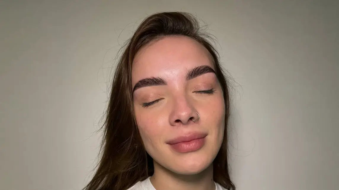 מודליסטית גבות - עיצוב ושיקום גבות מקצועי