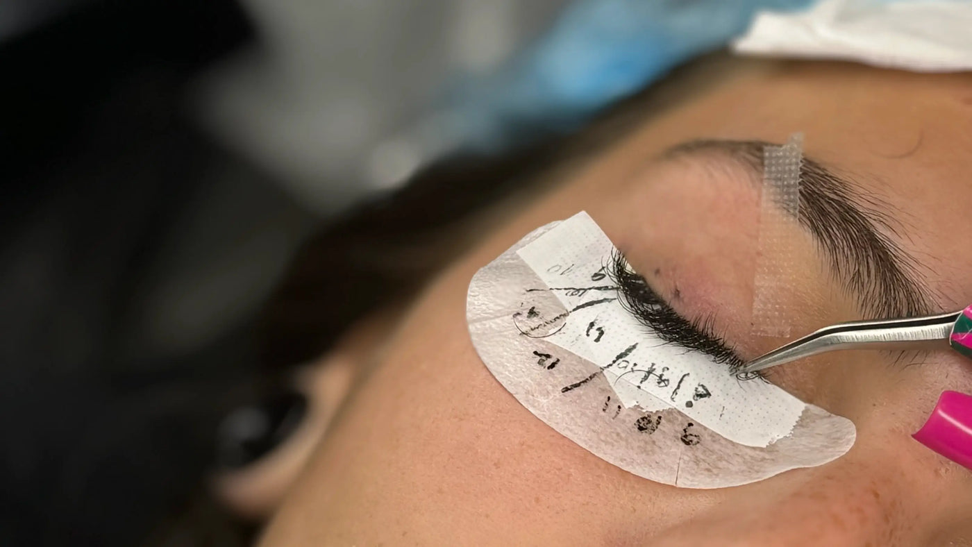 קורס הלחמת ריסים מעשי - תרגול על מודליסטית